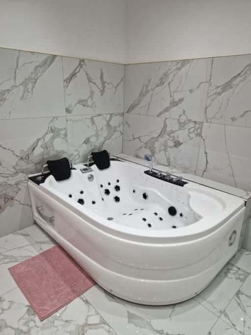 Maison Chic Avec Jacuzzi Nogent Sur Oise Yaospa60 Exterior photo